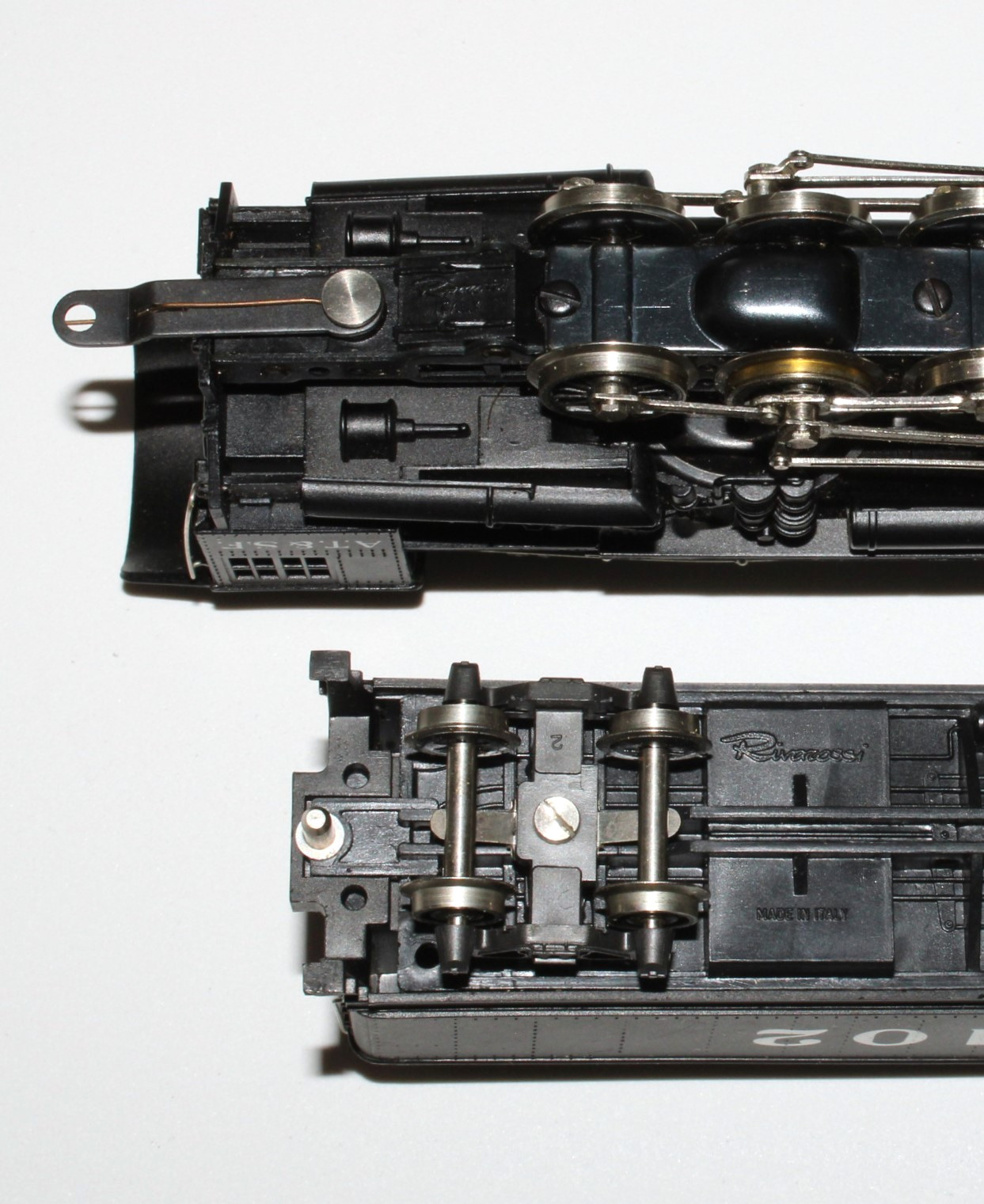 AHM Rivarossi HO 0-8-0 Switcher Steam Locomotive & Tender 5083 A.T. & S.F. 102