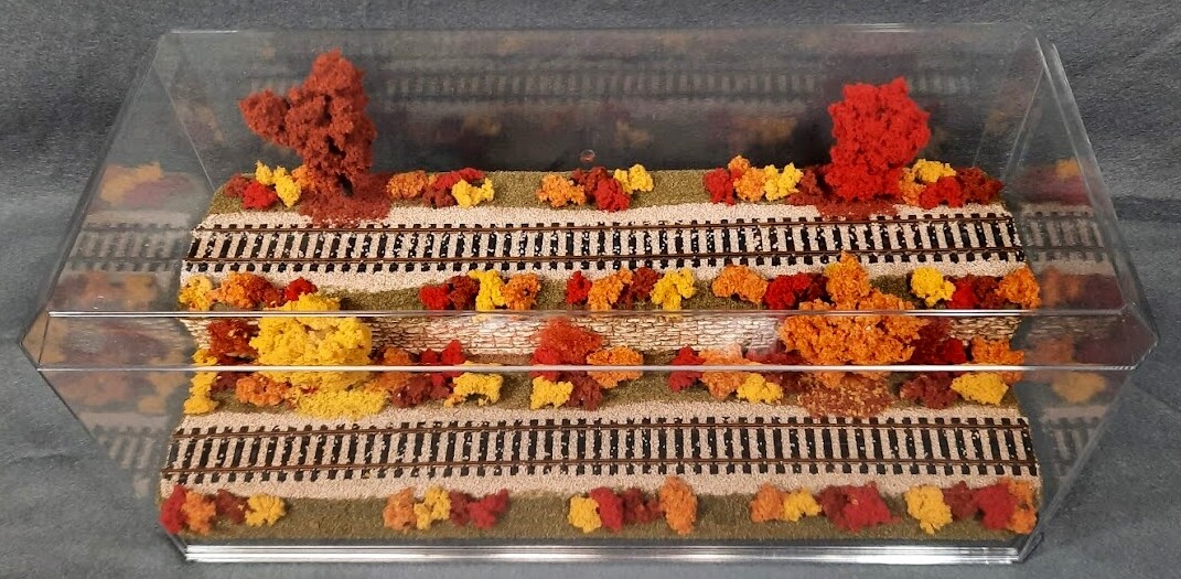 HO SCALE 16″ 2-LEVEL/2 TRACK “FALL SCENE” -DISPLAY CASE- FOR ANY HO TRAIN