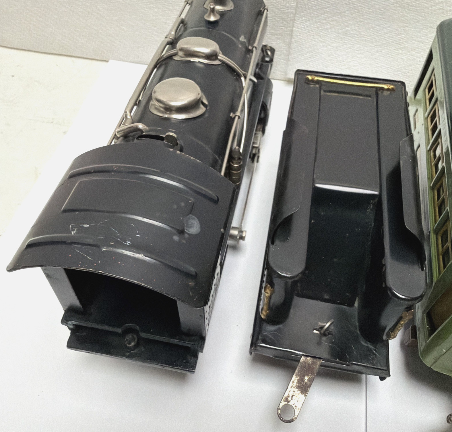 LIONEL PREWAR O-GAUGE 262E LOCOMOTIVE & TENDER WITH 607 607 608 PASSENGER CARS