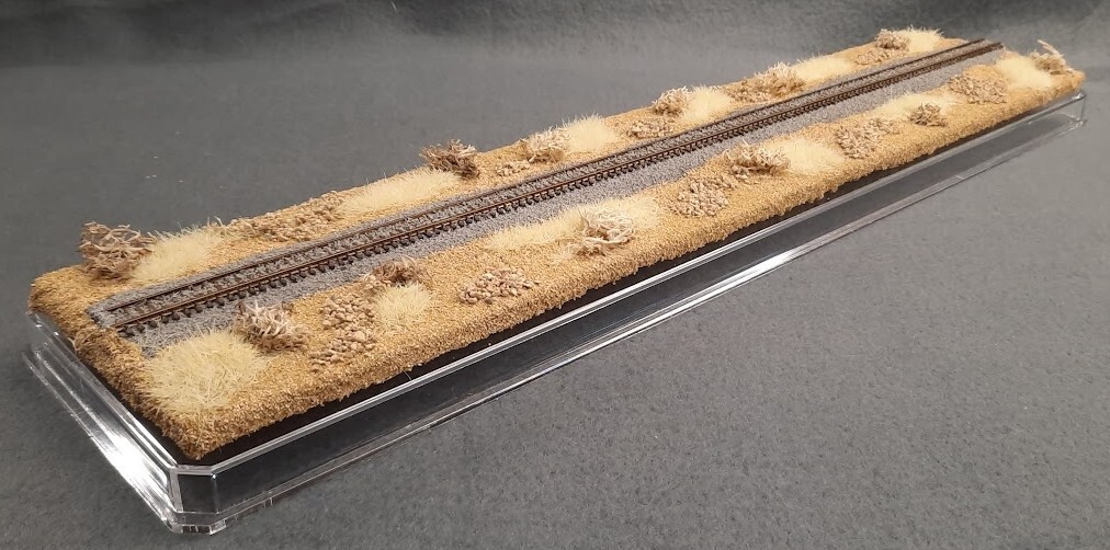 Z SCALE 16″ SINGLE-TRACK DISPLAY CASE -“DESERT SCENE” – FOR ANY Z TRAINS