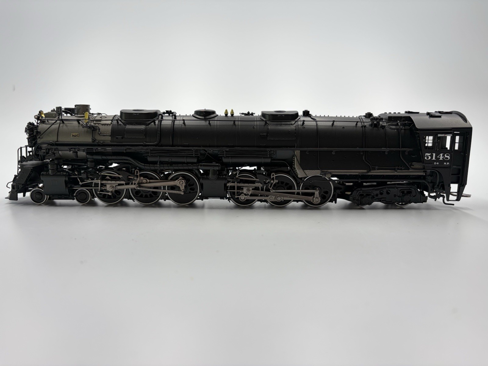 HO Scale Division Point Northern Pacific Z-8 4-6-6-4 Steam Locomotive