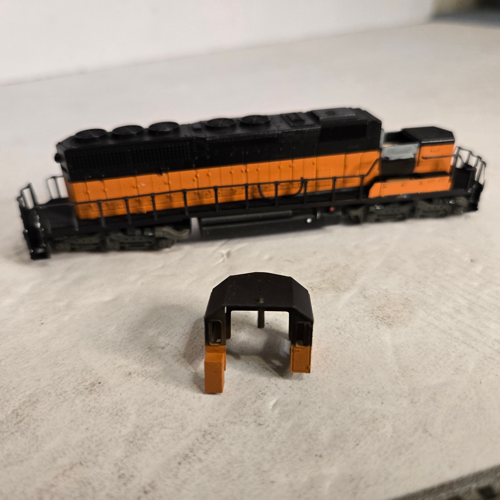 Kato N Scale Milwaukee Road EMD SD-40 ? Loco Parts Junker. Runs.