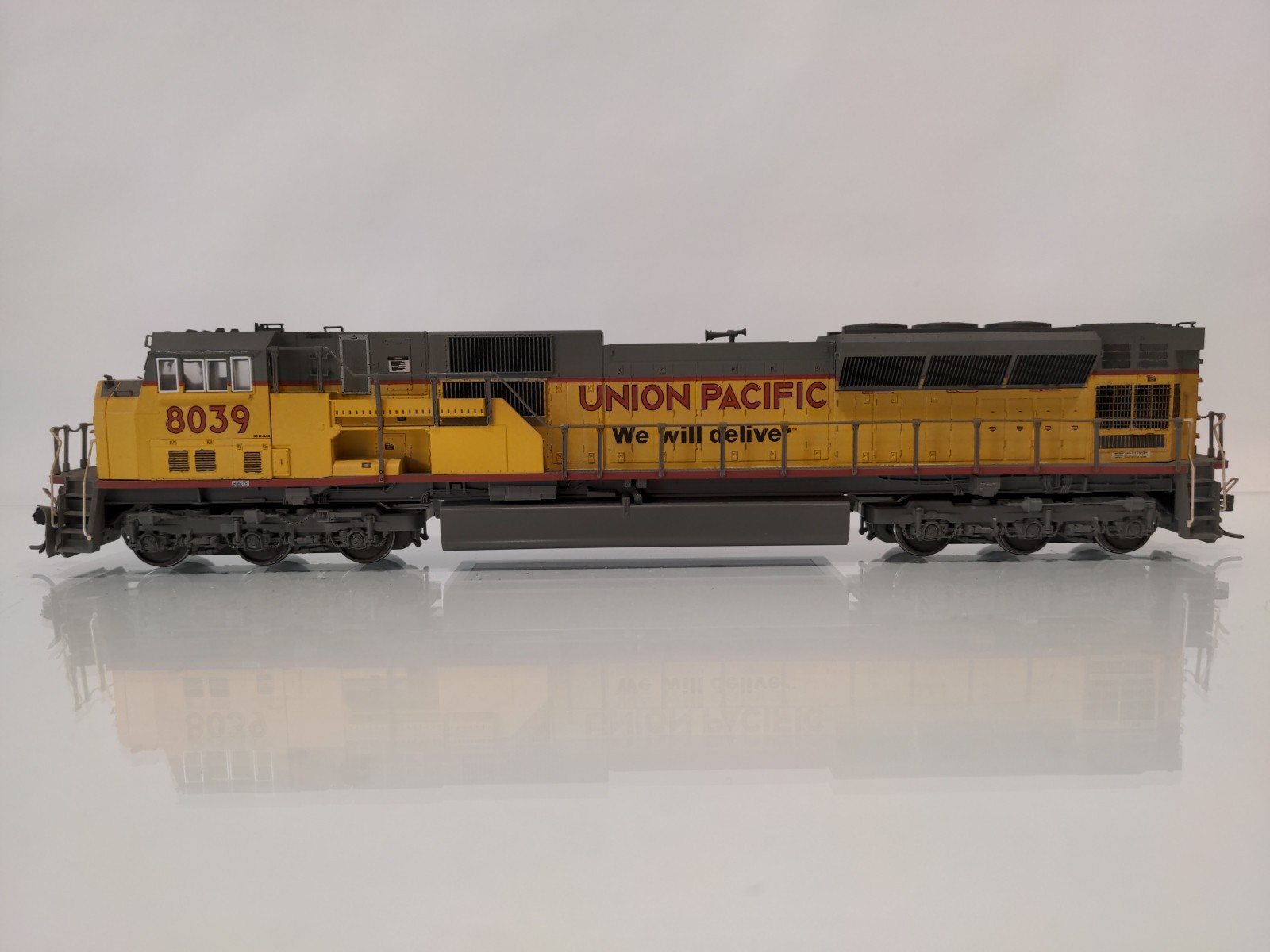 Kato HO 37-6358 SD90/43MAC Locomotive Union Pacific UP 8039 Light Weathering