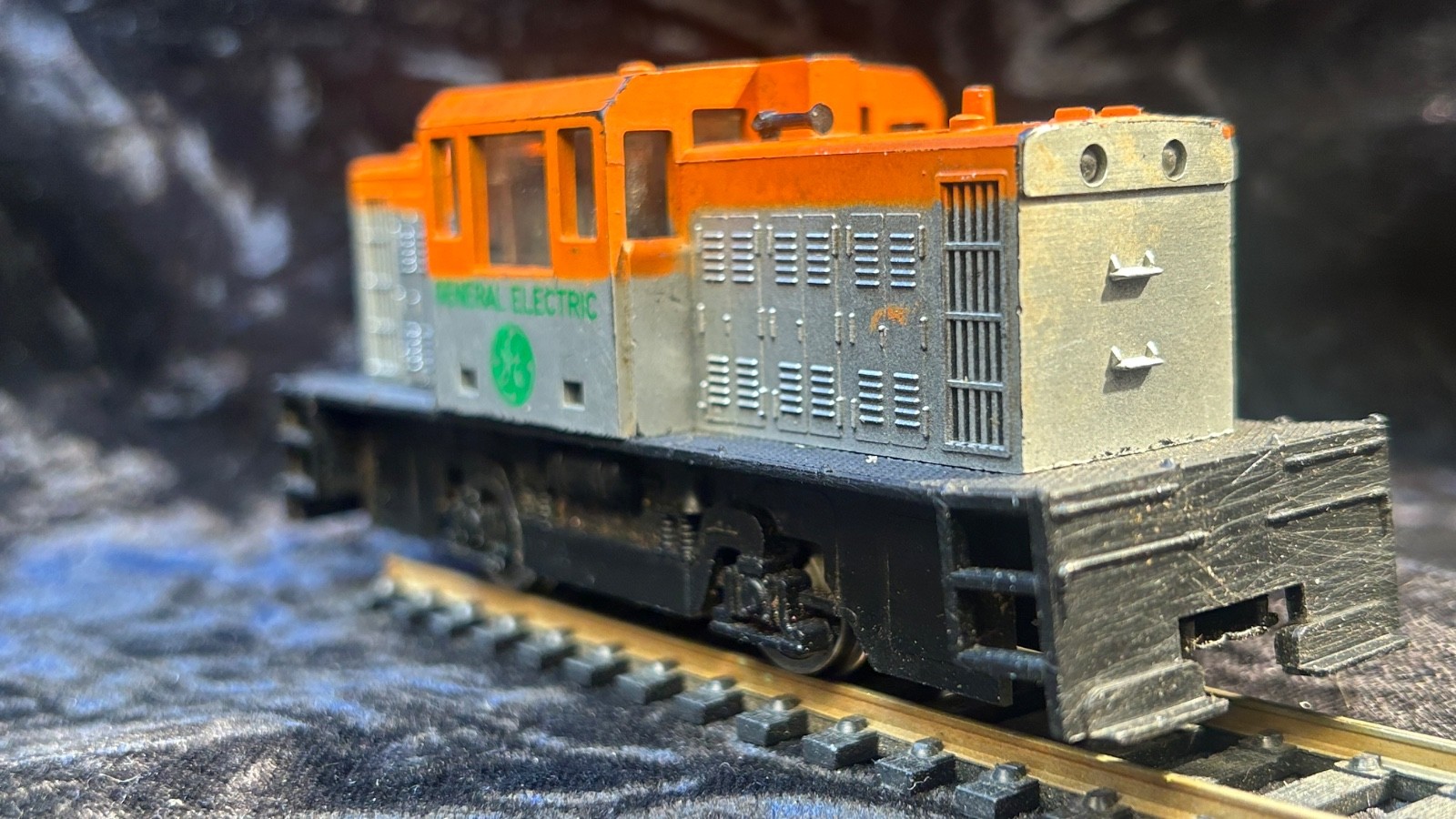 HO Scale GE General Electric Switcher Locomotive Tested Runs Great-SMOOTH bin2