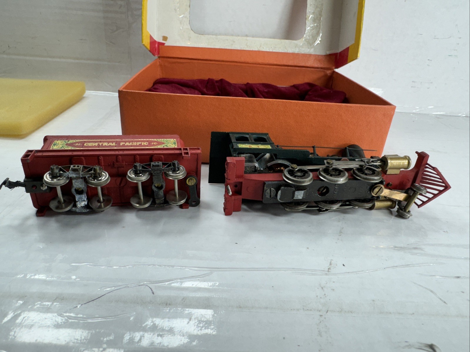 Aristocraft Ho Scale 2-6-0 Central Pacific Steam Locomotive Train Set
