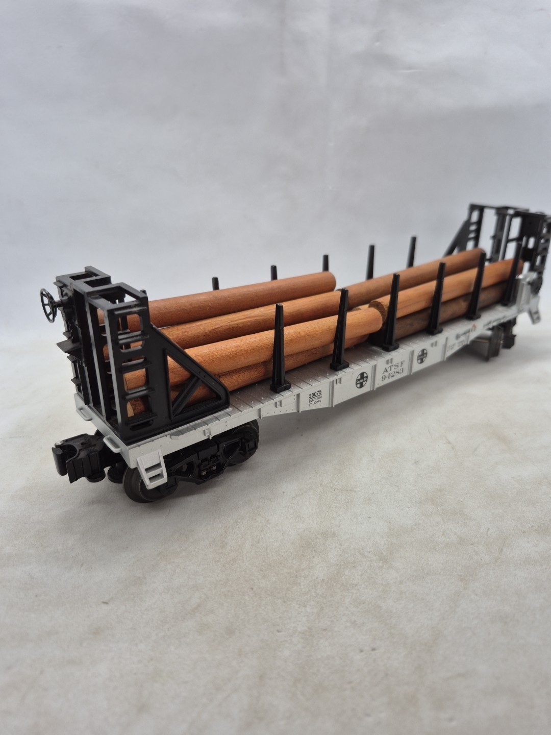 Lionel O Gauge ATSF #94283 Bulhead FLatcar w/Removable Stakes + Logs