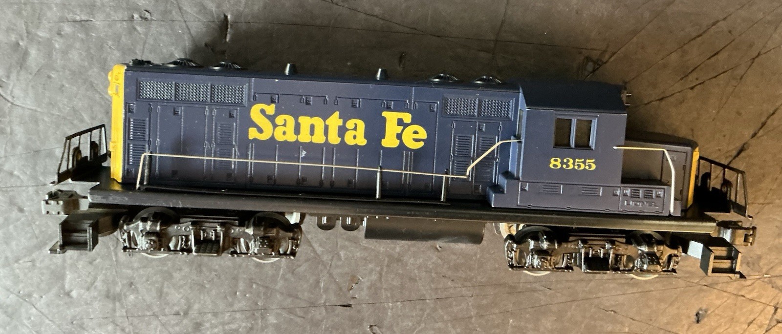 LIONEL 8355 Santa Fe Non-powered Locomotive MPC ERA.( DUMMY)