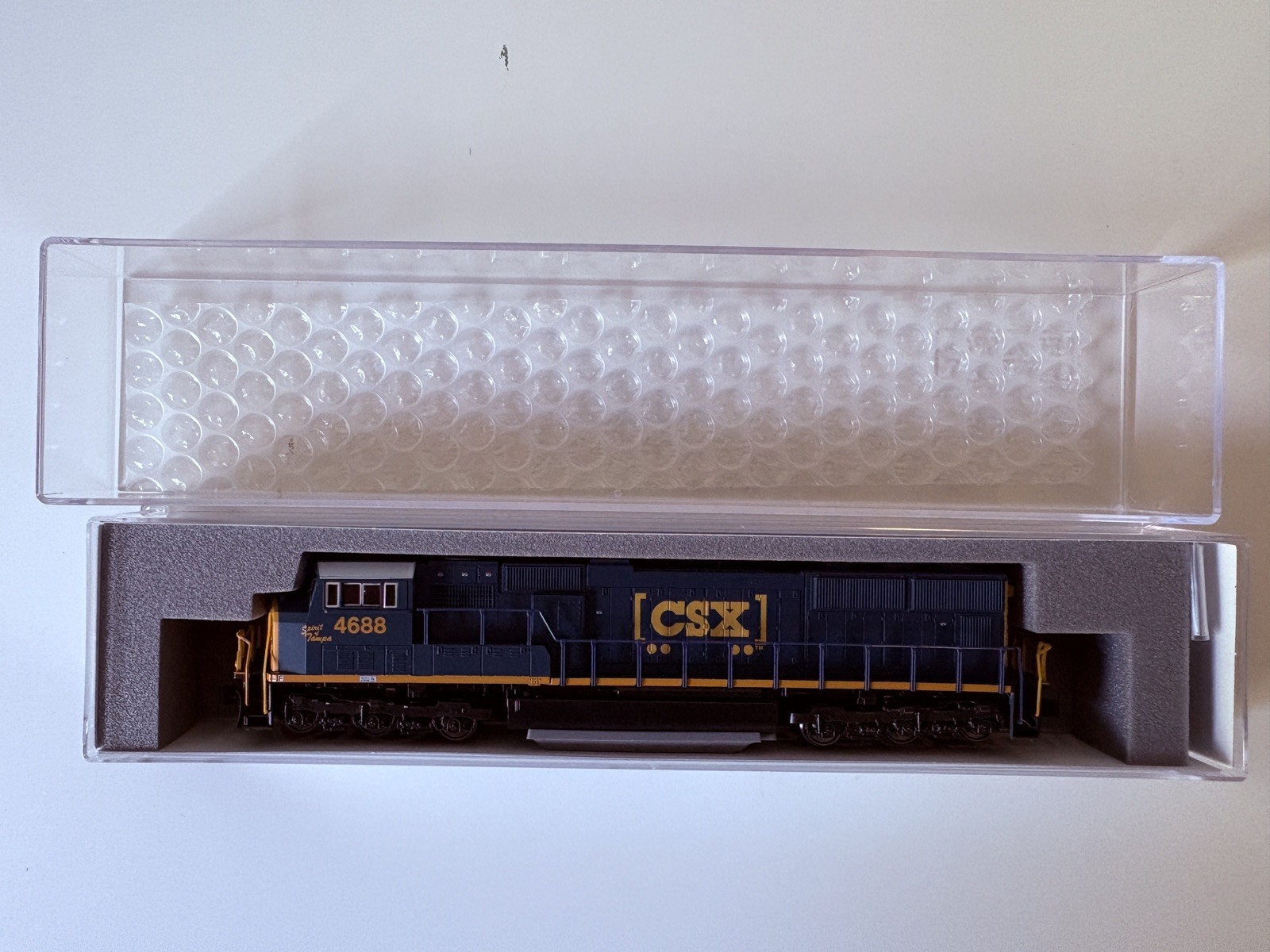 Kato 1767617 N Scale CSX EMD SD70M Diesel Locomotive Flat Radiator 4688 (DC)