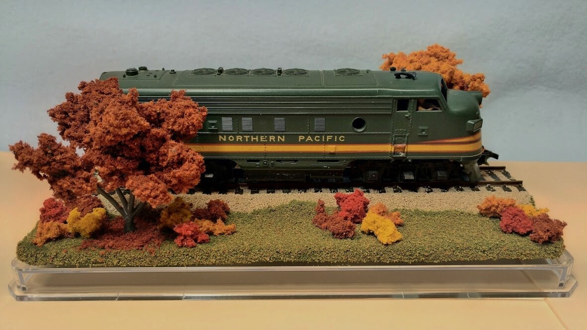HO SCALE 9″ DISPLAY CASE -FALL FOLIAGE SCENE -FOR ANY HO LOCO & CAR