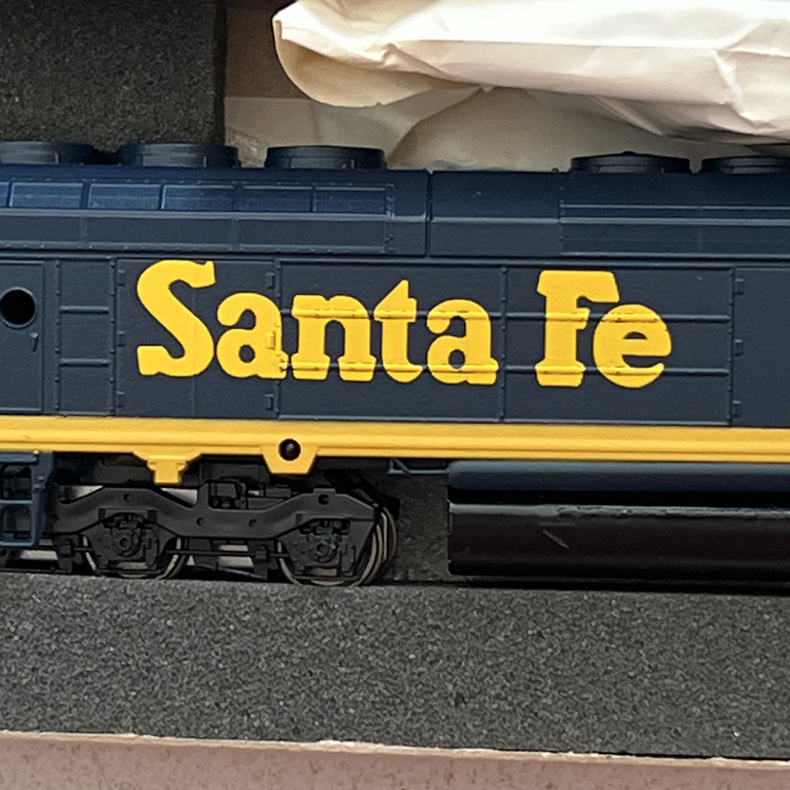 Athearn HO Santa Fe Diesel Locomotive 5903 Blue/Yellow DC Analog Bo-Bo