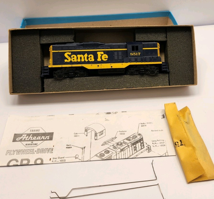 VINTAGE ATHEARN HO GP9 SANTA FE 8517 POWERED DIESEL LOCOMOTIVE NOS MINT B17