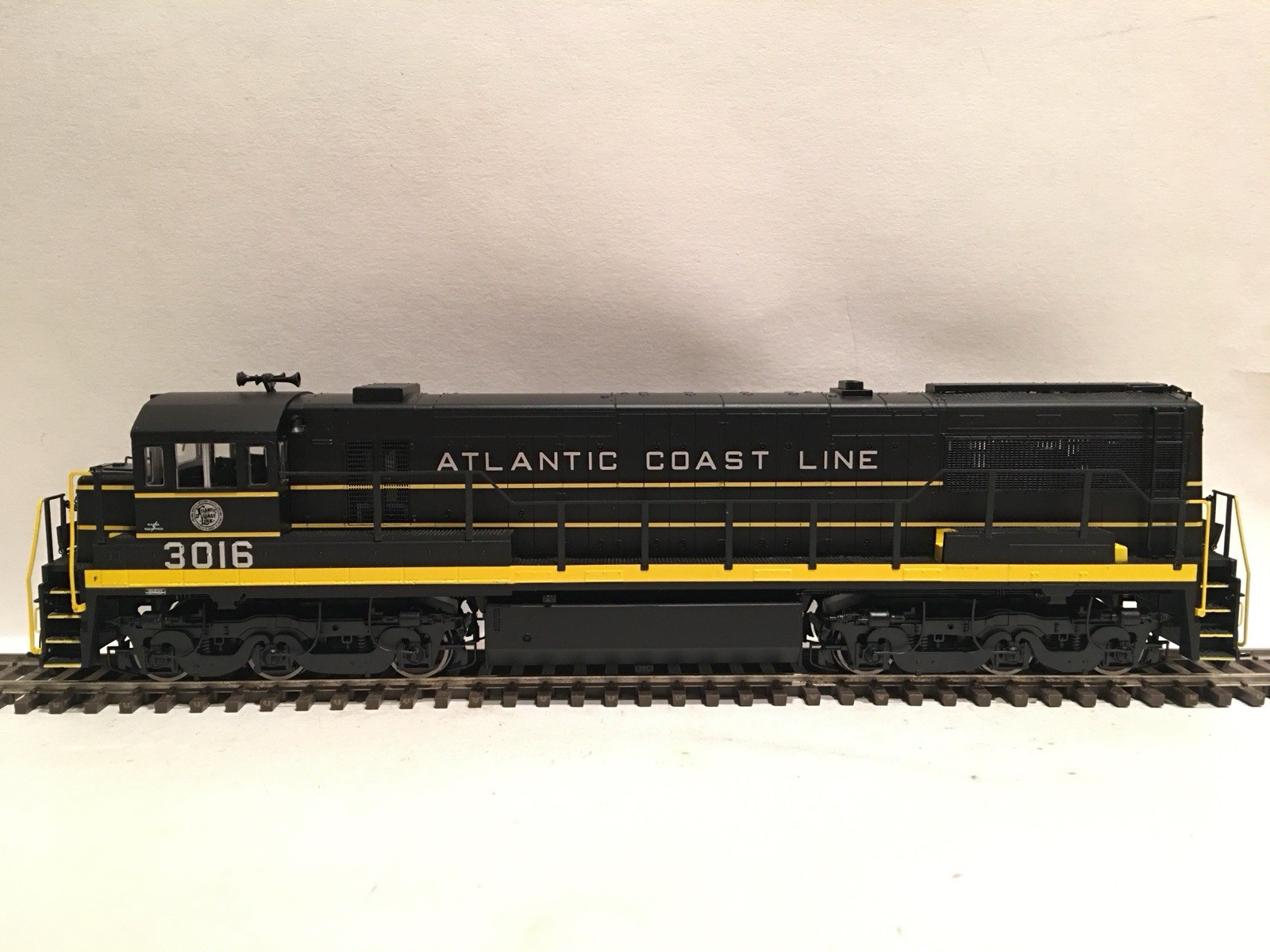HO Rivarossi HR2538 Atlantic Coast Line GE U25C Diesel Locomotive ACL #3016