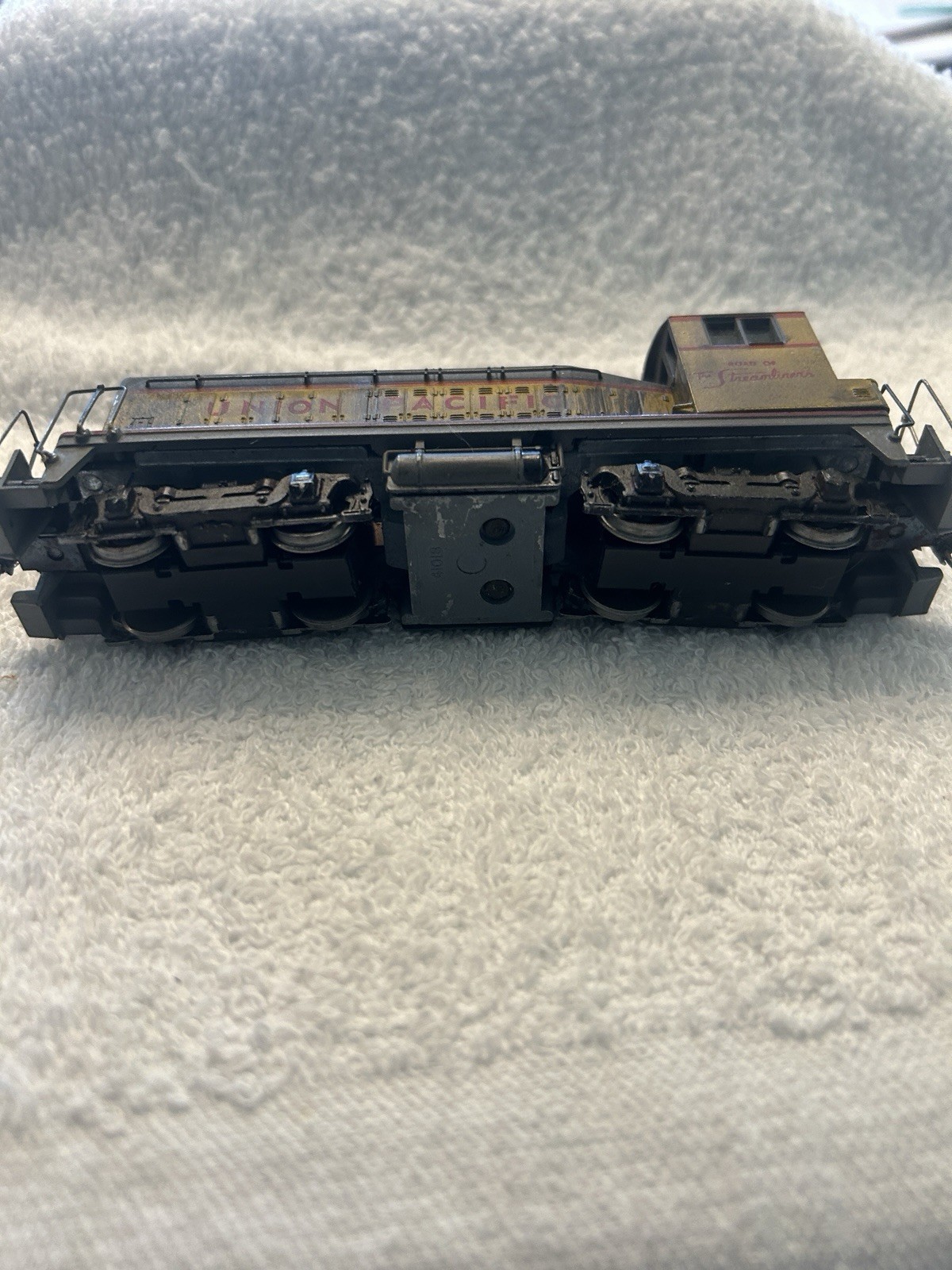 Athearn SW7 Union Pacific Switcher #DS1860 HO Weathered