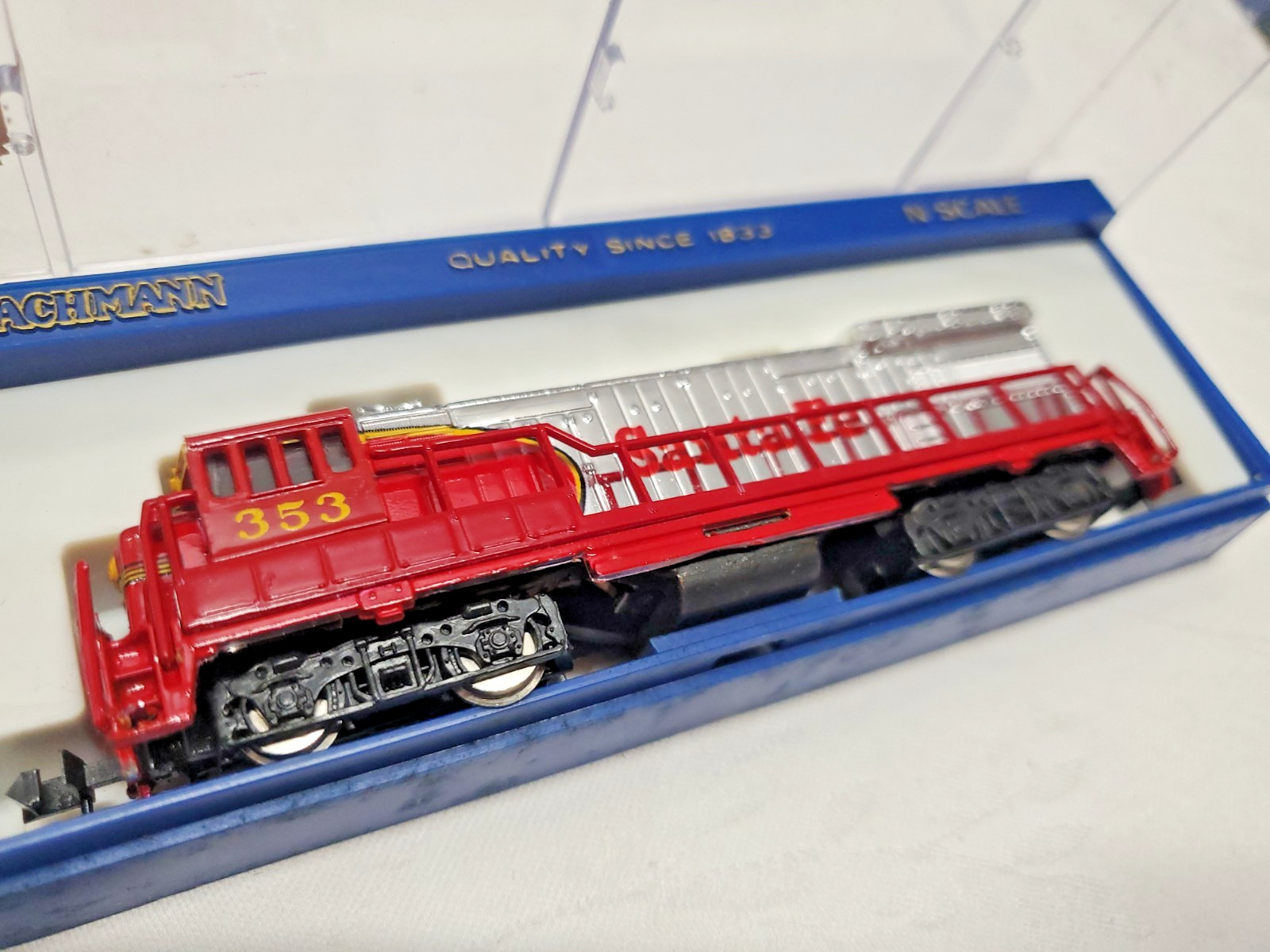 Bachmann N Scale Santa Fe 4-8-4 Steam Loco & Tender 3780, Diesel 353, & 13 Cars