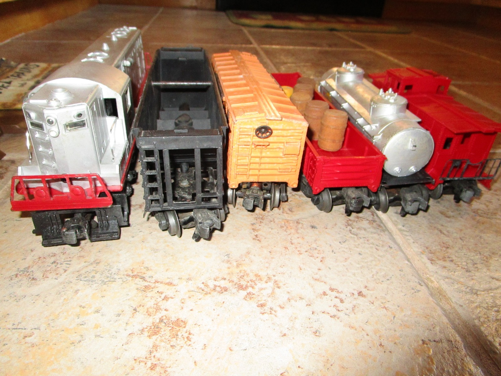 1950’S LIONEL O GAUGE 2328 BURLINGTON ROUTE GP-7 POWERED DIESEL RUNS WITH 5 CARS