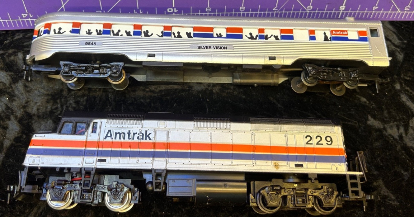 HO Scale Amtrak Diesel Locomotive 229 and Passenger Car 9545, 14-2 bin1