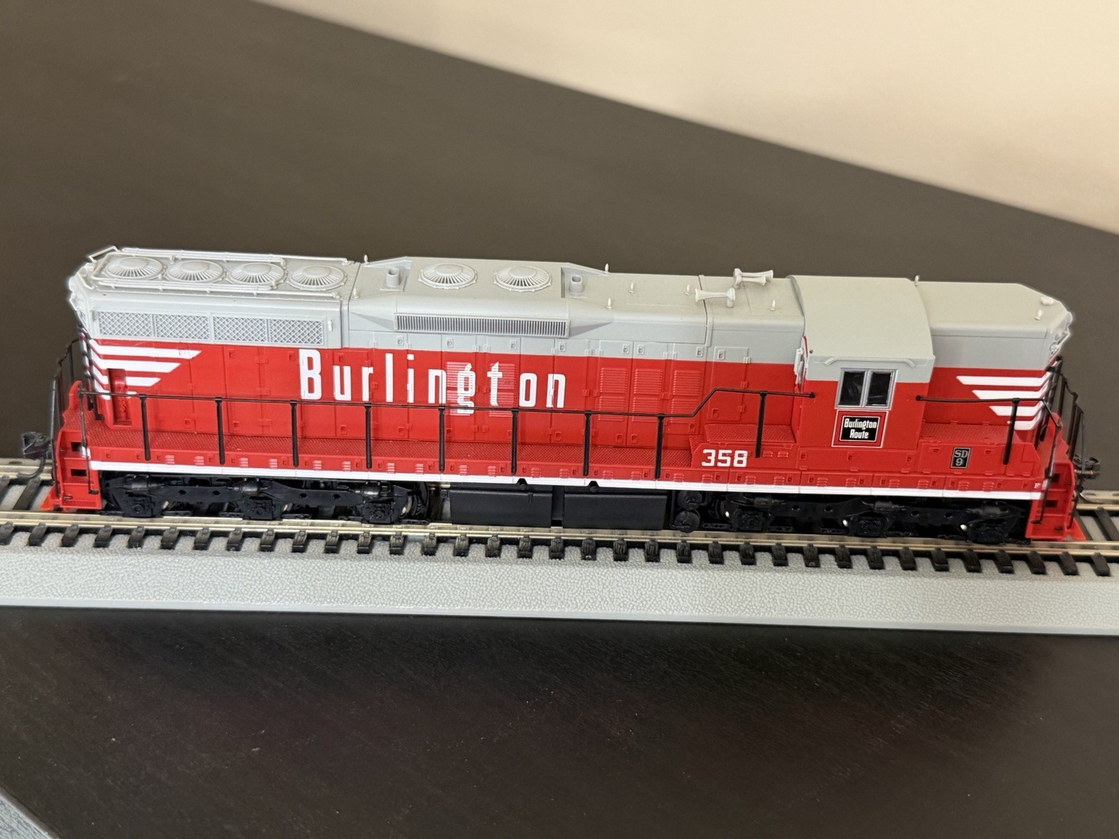Life-Like Proto 2000 – CB&Q SD9 #358 1950s “Chinese Red” livery DC HO Scale