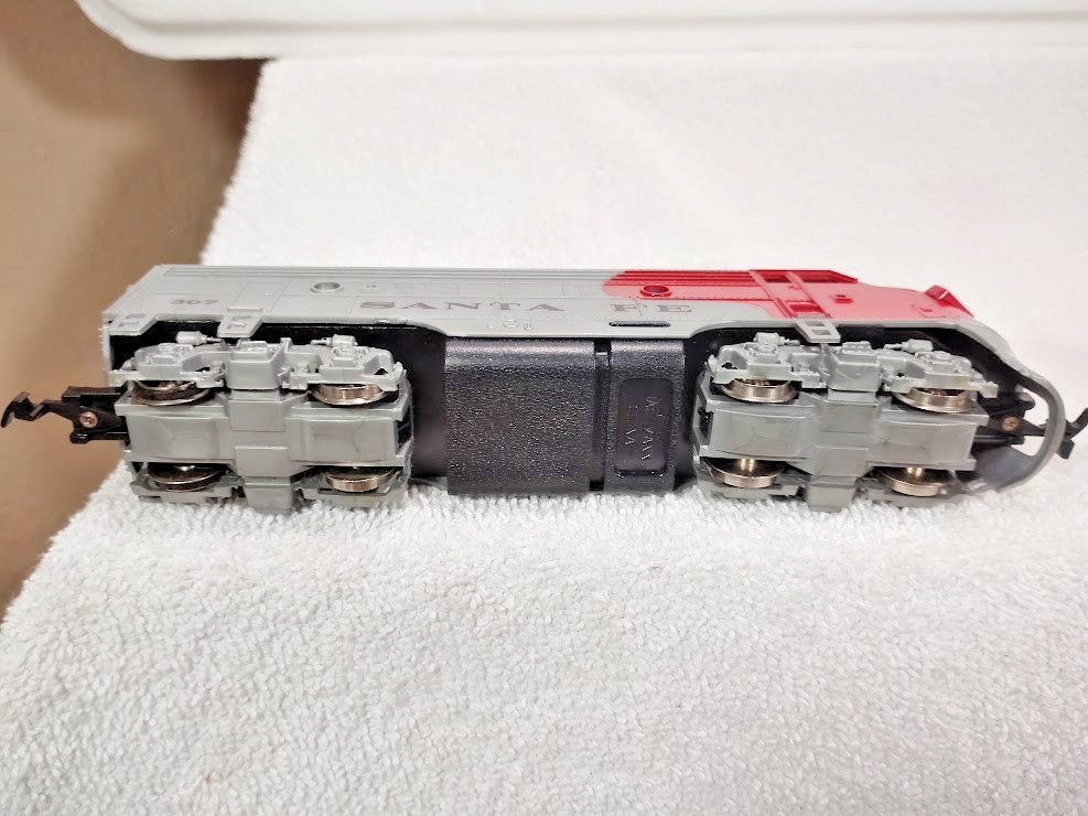 HO Scale Bachmann Diesel Locomotives Auto-Train 4000 & Santa Fe 307 (Need Work)