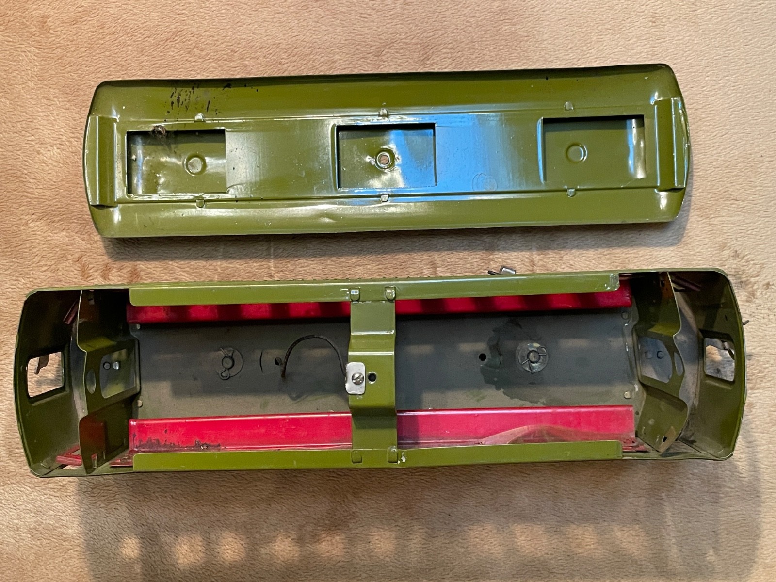 Lionel prewar Standard Gauge electric loco #8, cars 337 and 338. Needs help.