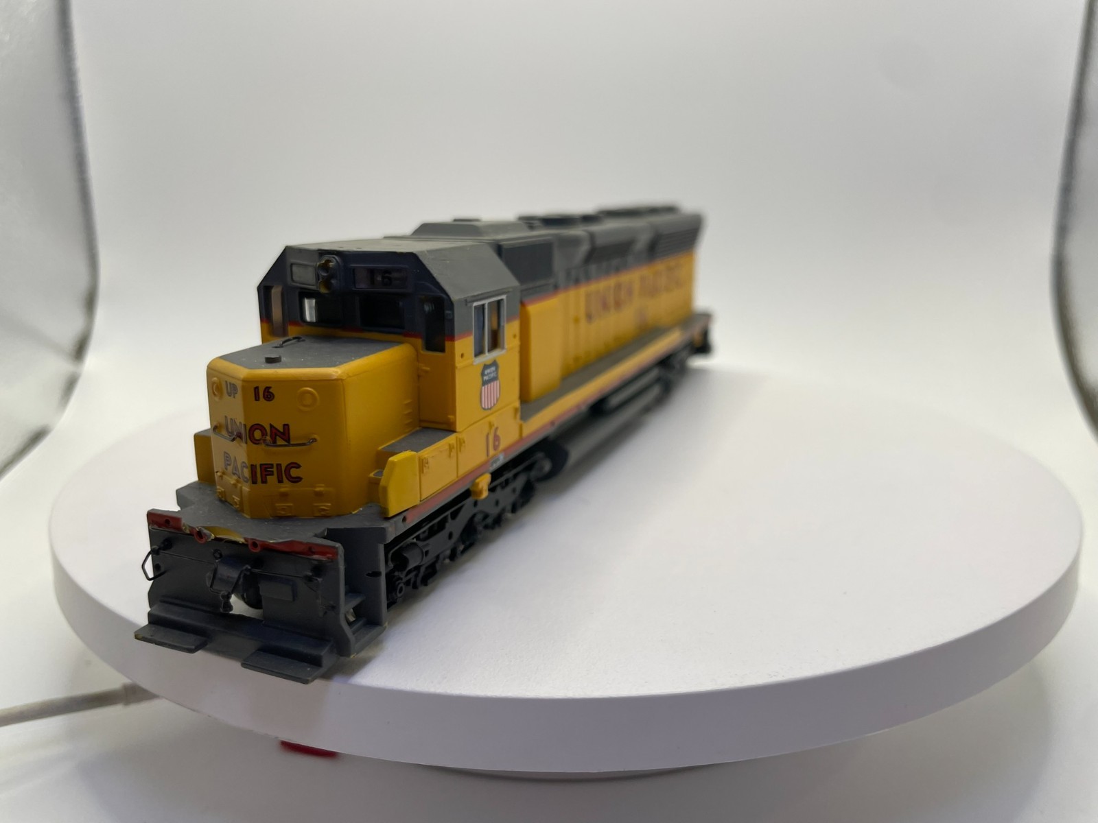 HO Scale Union Pacific SD45 Locomotive #16 – Light Function Details NOT Included