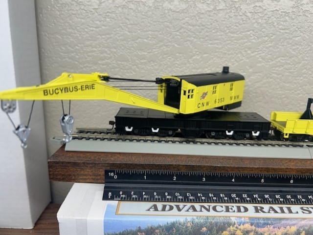 CHICAGO & NORTH WESTERN / 200 ton ROTATING HD WRECK CRANE w/TENDER HO SCALE NEW