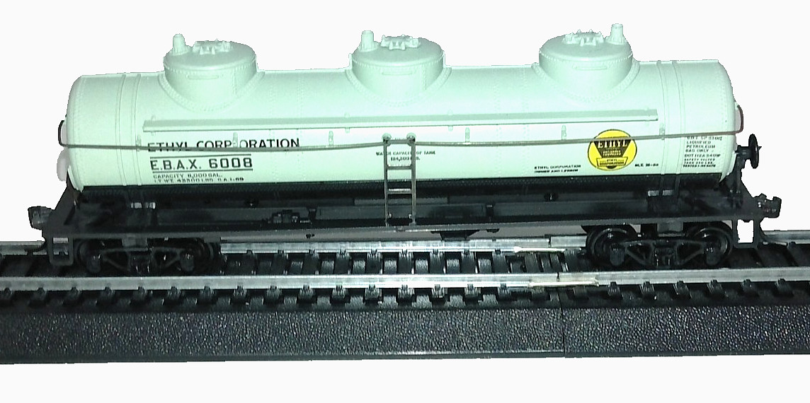 New Assembled Athearn HO Scale Ethel Corp 3 Dome Tank Car (1507-KD Couplers)