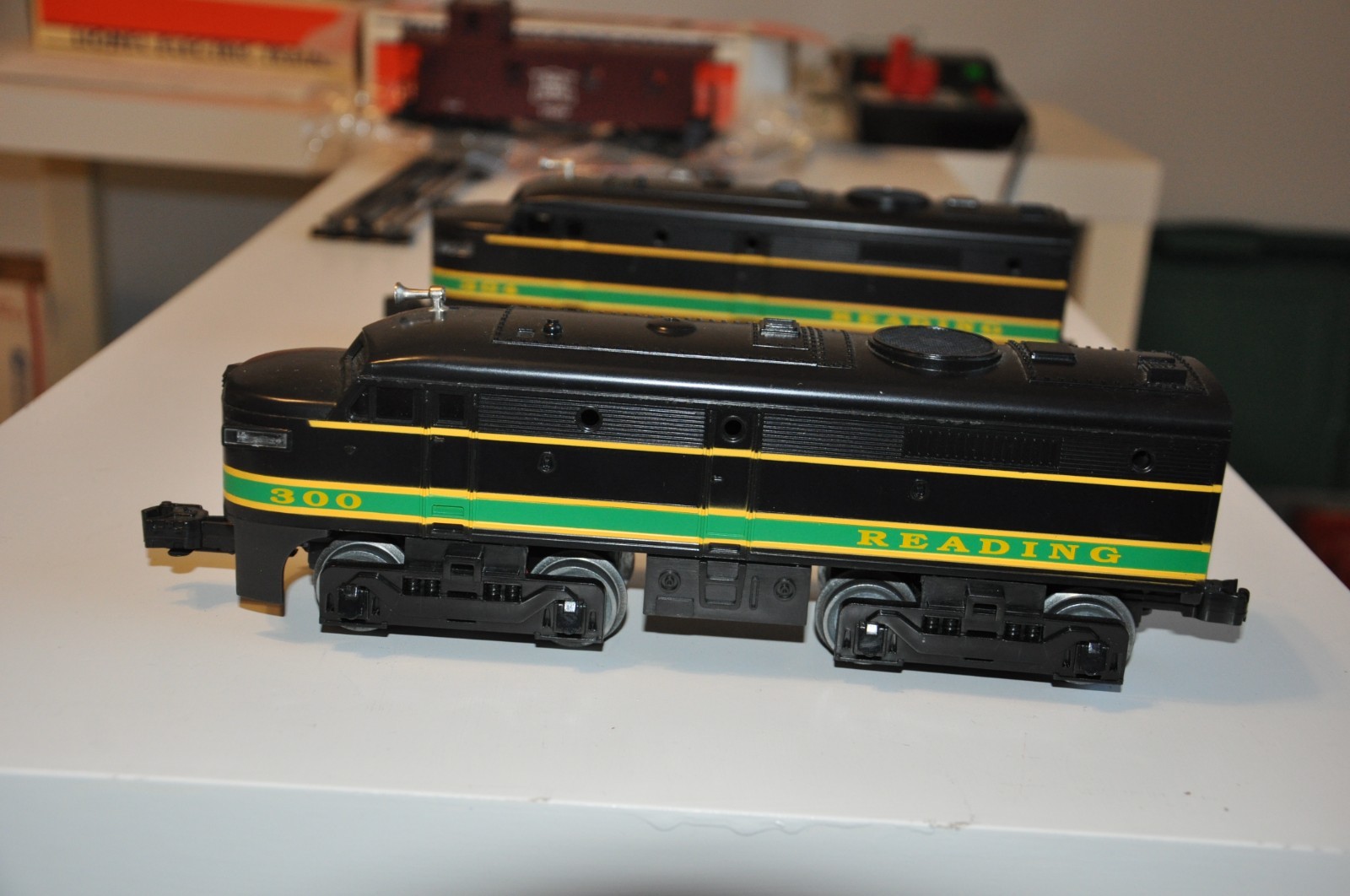 Nice Vtg LIONEL 6-18934 READING FA-2 Alco A-A Diesel Locomotive Set 300/304 READ