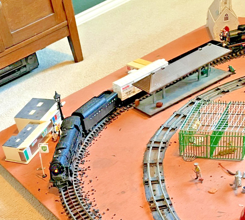 Vintage Lionel steam train set – locomotive #2026, tender, 4 Freight Cars, RUNS
