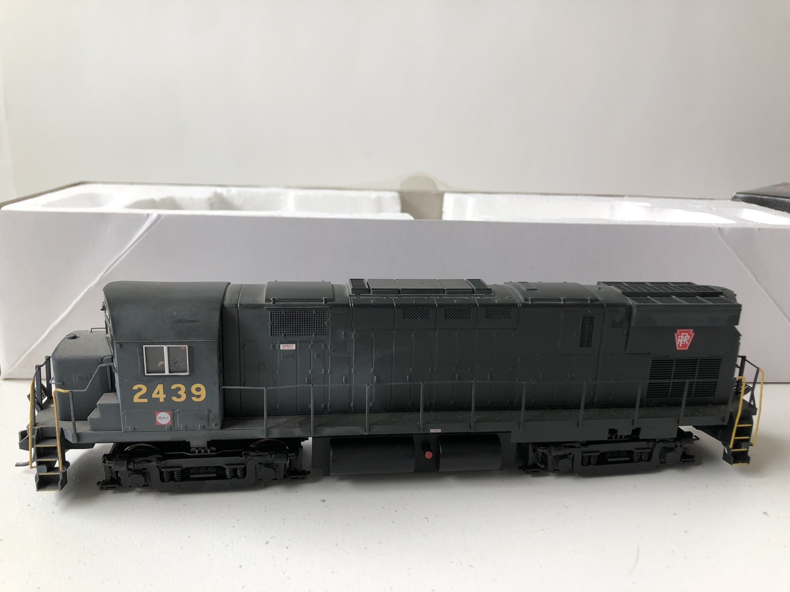 Atlas Classic HO C425 Phase 2 Locomotive Pennsylvania Road #2439 NIB