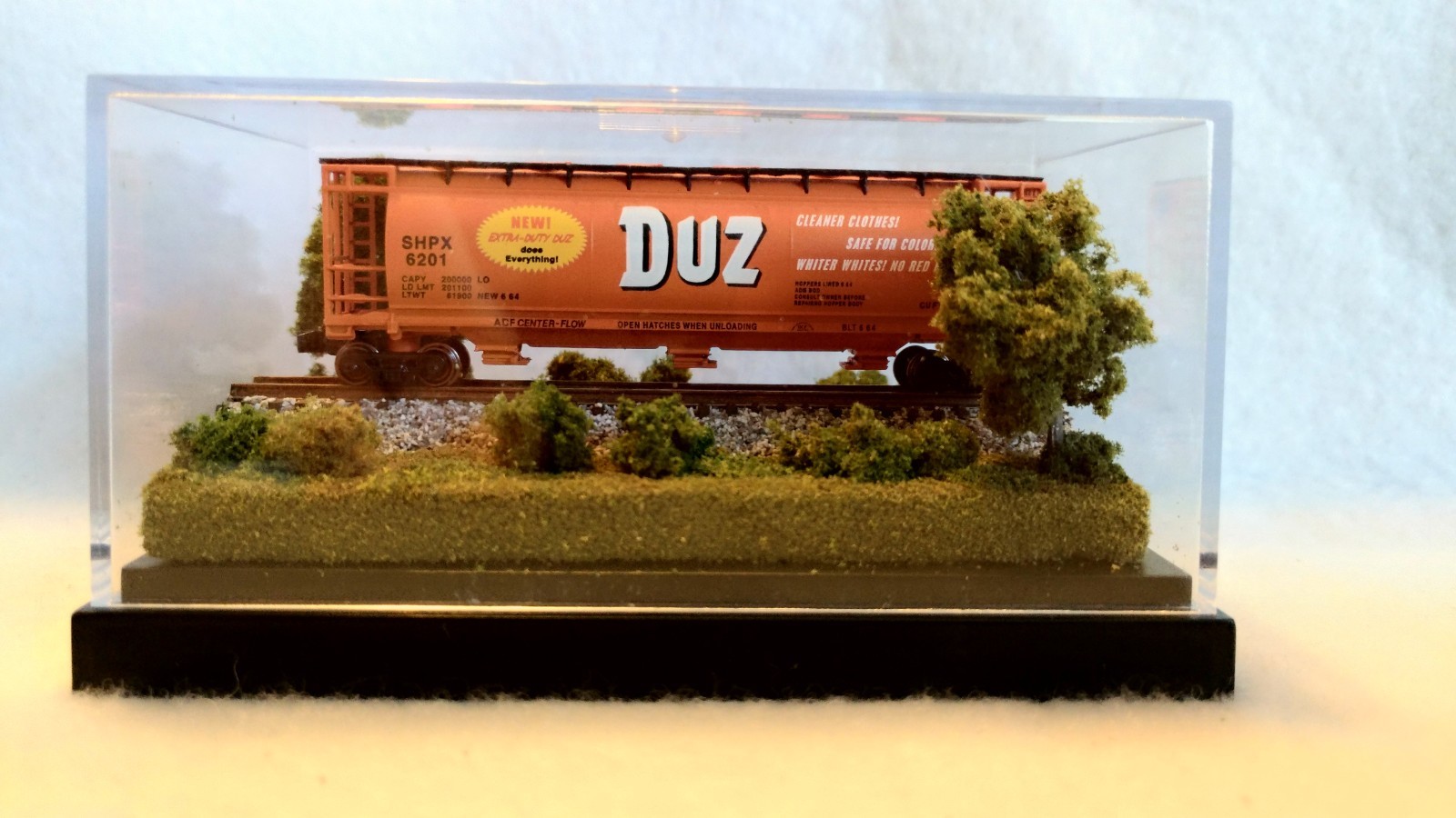 Z SCALE MINI DISPLAY CASE – GREAT FOR ANY Z SCALE LOCO OR CAR