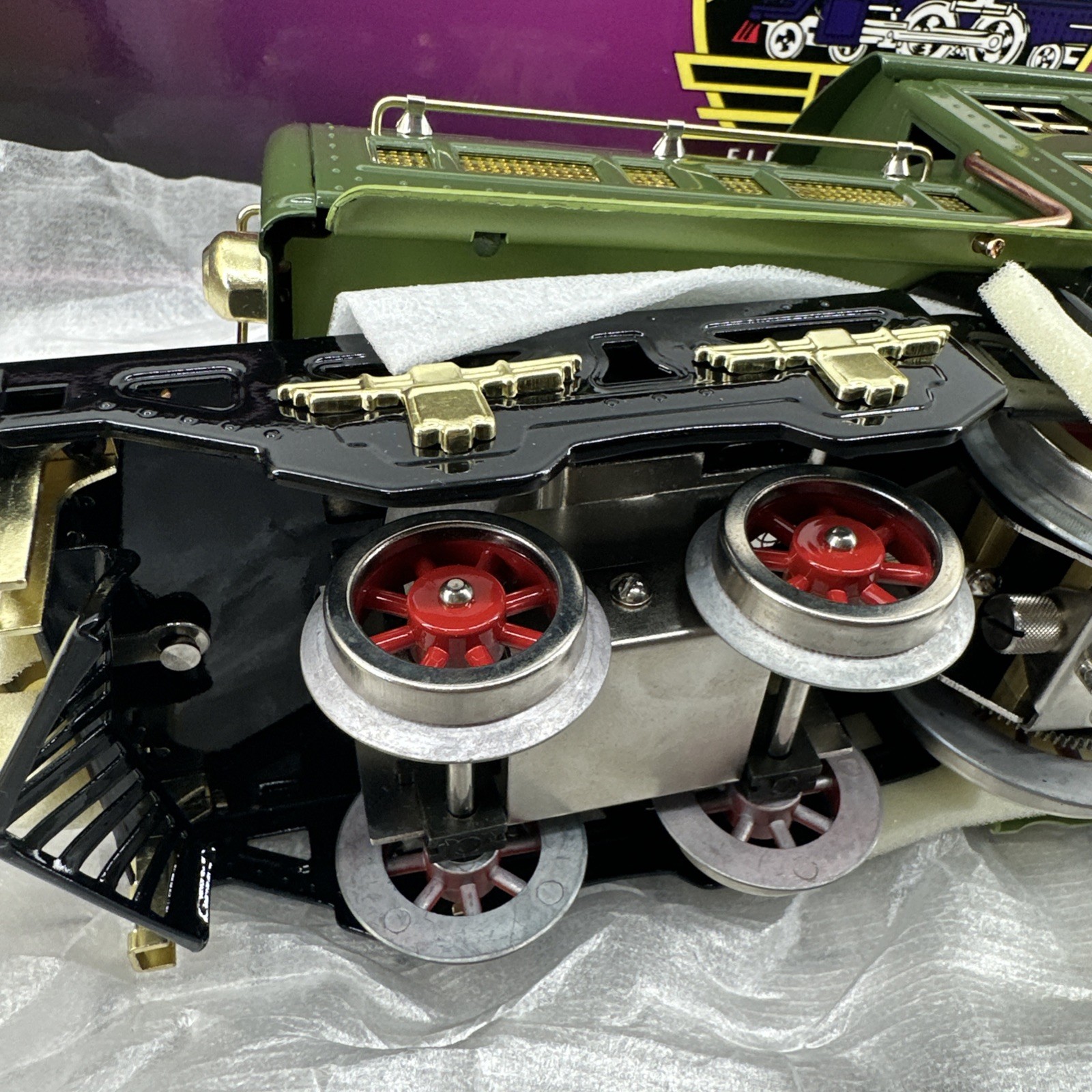 381e standard gauge electric locomotive two-tone green contemporary version item