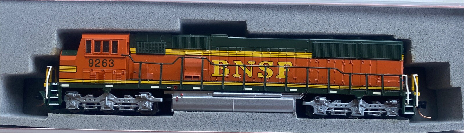 ATLAS N SCALE #49269 SD-60M BNSF #9263 DECODER EQUIPPED Diesel Engine Locomotive