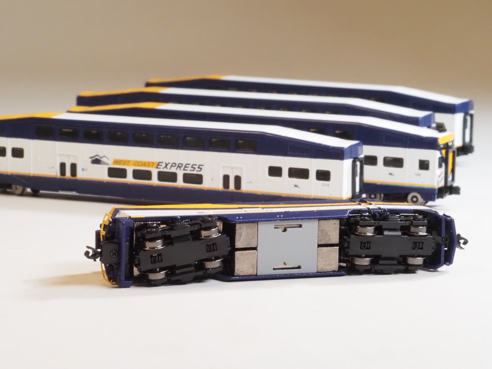 American Z-scale AZL-7007-2 West Coast Express Passenger set w/F59PHI locomotive