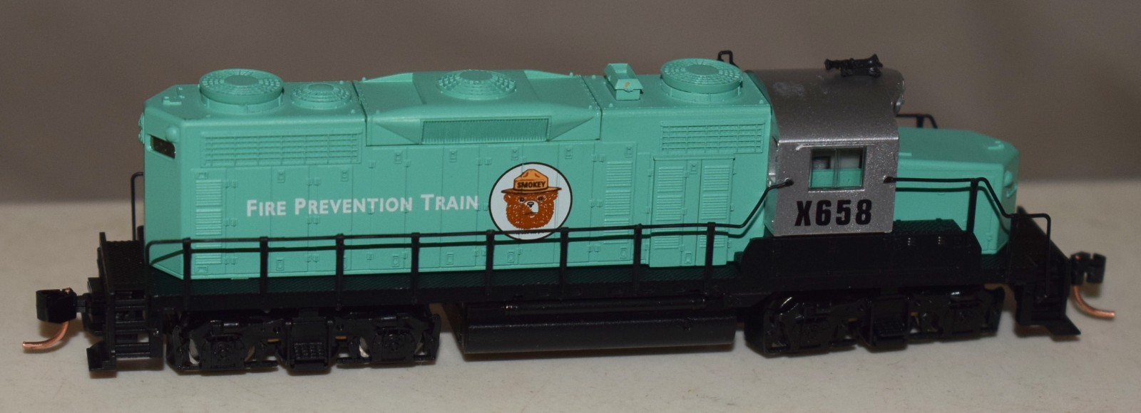 Micro Trains GP20 Diesel Locomotive Smokey Bear #X658 – N Gauge in Box