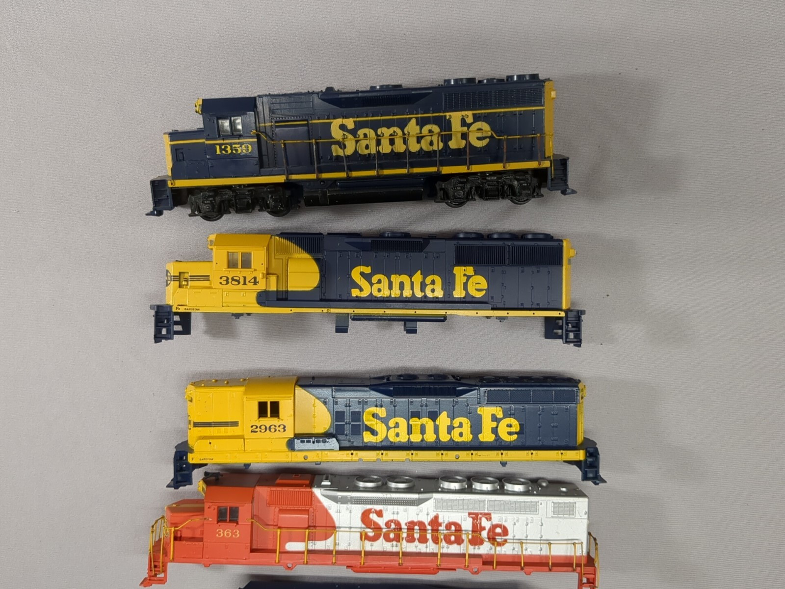 HO scale Athearn Blue Box 7 SANTA FE Locomotive Shells and 1 Dummy