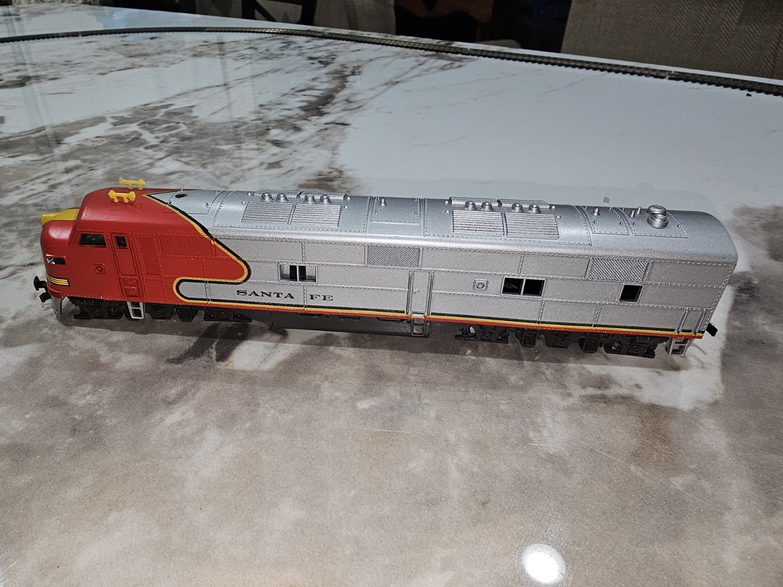 MODEL POWER SANTA FE E7 IN ORIGINAL BOX – MASSIVE & PULLS 50 CARS. FULLY CLEANED