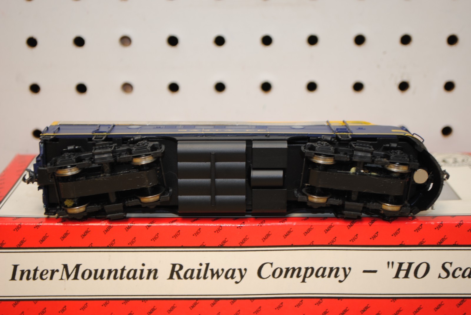 InterMountain Railway Co. 49017S-03 Santa Fe #235 EMD F7A Diesel Loco w/Sound HO