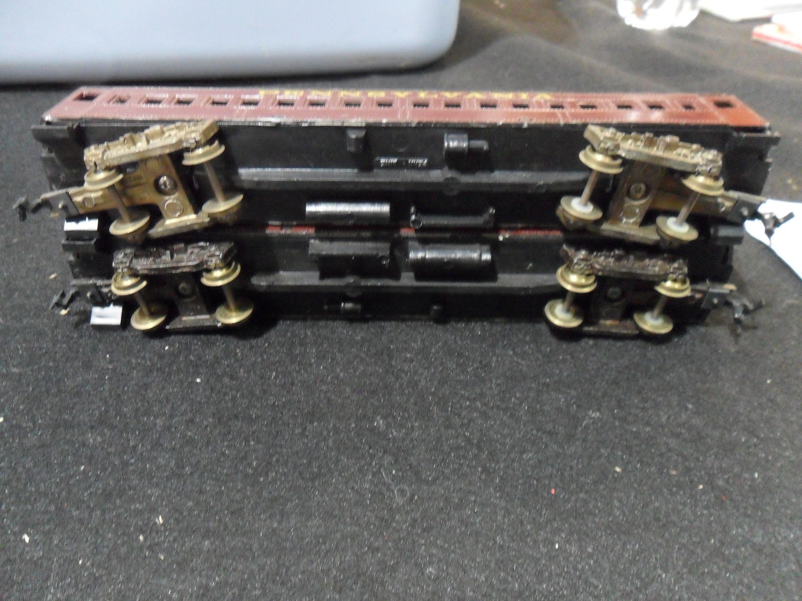 Vintage HO Pennsylvania Locomotive Train 9506 and Two passenger Cars Donations