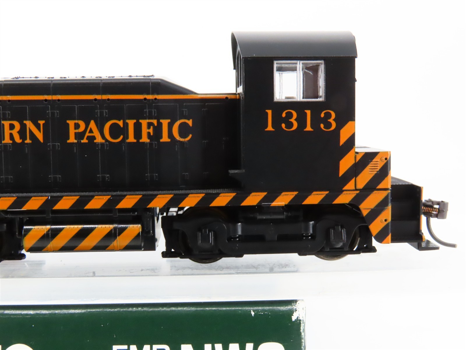 HO Scale KATO 37-1010 SP Southern Pacific EMD NW2 Ph. 1 Diesel Switcher #1313