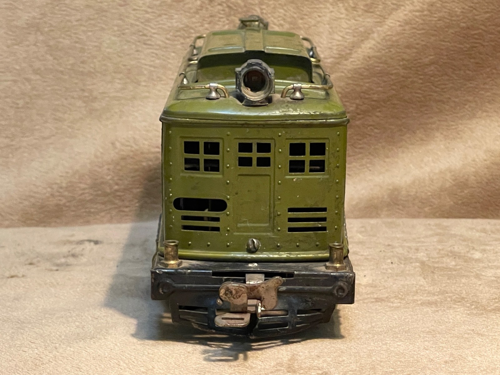 Lionel prewar Standard Gauge electric loco #8, cars 337 and 338. Needs help.