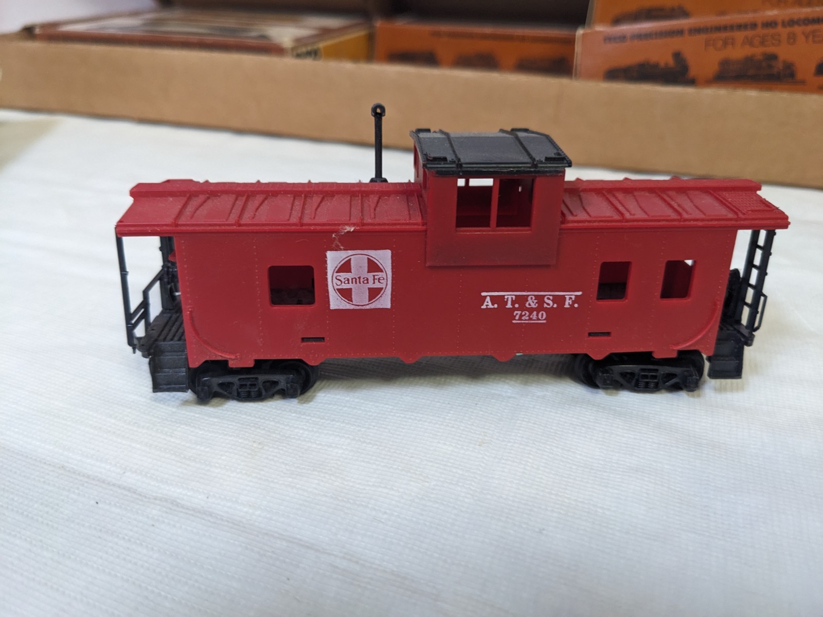 Vintage 1975 Tyco HO Scale Santa Fe Electric Train Set w brochure & price list