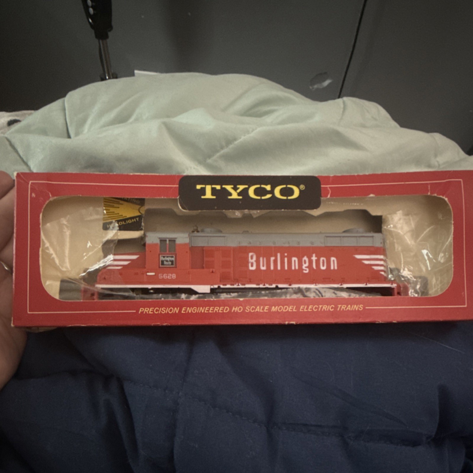 TYCO HO Scale Burlington Locomotive 5628 Painted Red Gray White