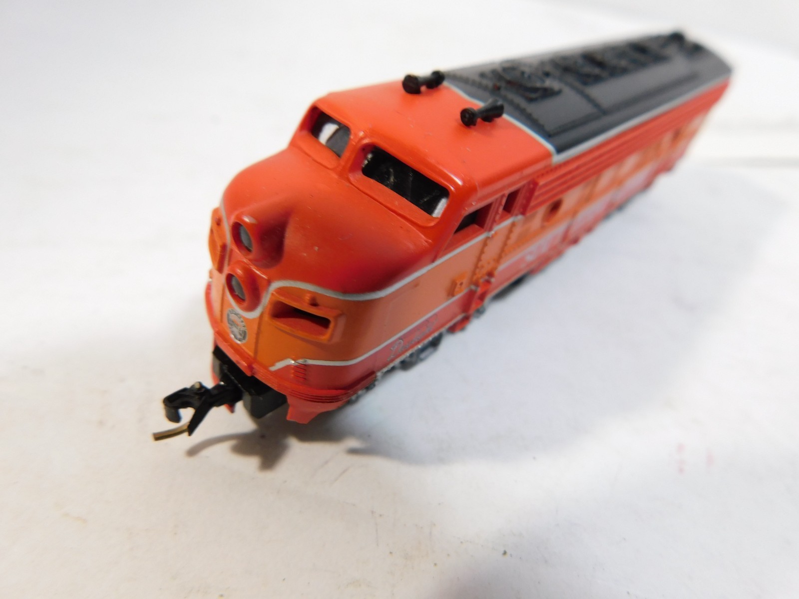Life Like N Scale 6405 Daylight Southern Pacific F-7 Diesel Locomotive (NB)