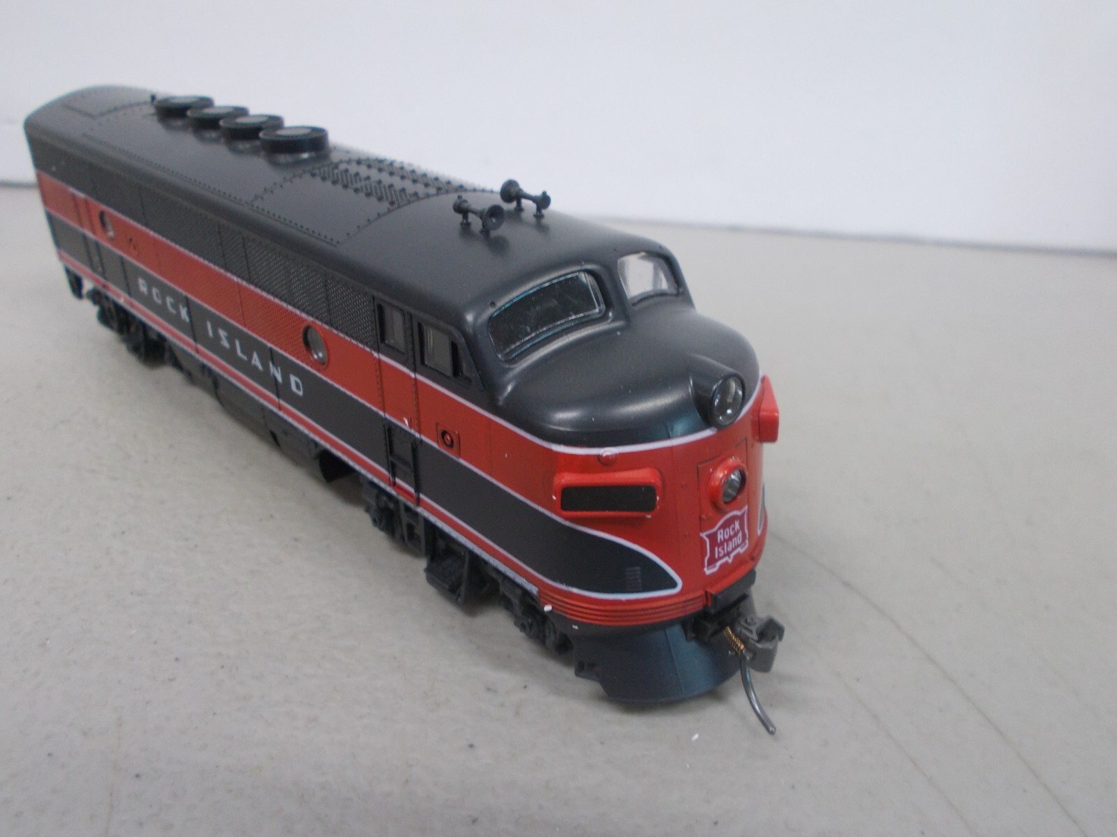 STEWART/KATO-#8530-ROCK ISLAND-F3A PHASE 11 POWERED-LOCOMOTIVE-LOT A-HO SCALE