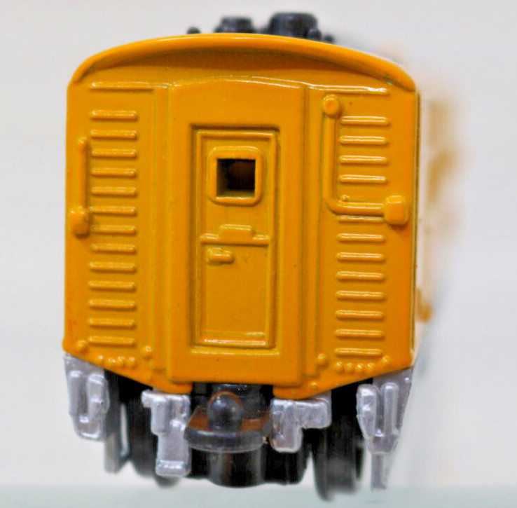 Passenger E-8 Diesel Pacific Express Power Pull Back Yellow &Red 1:36 Scale