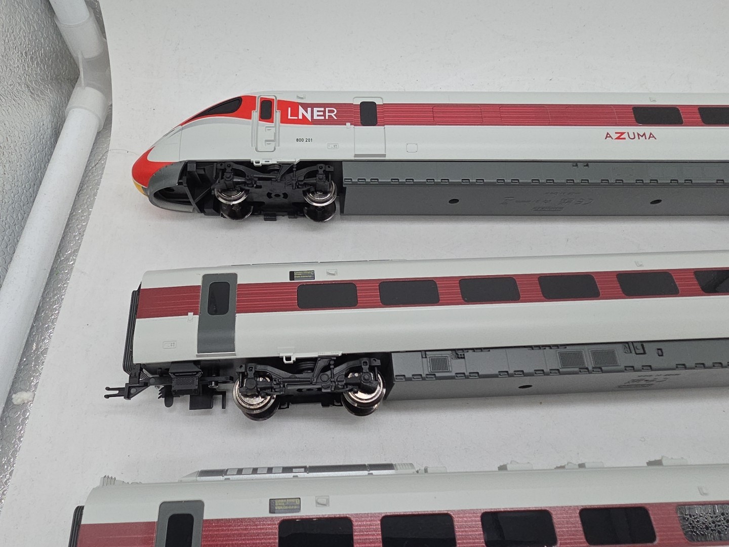 Hornby LNEAR Azuma High-Speed Train Set 5-Piece White Red Band