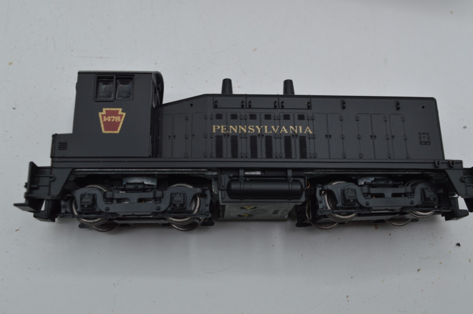 HO Scale Athearn SW-1500 Diesel Locomotive Pennsylvania Black #1478 – 4008
