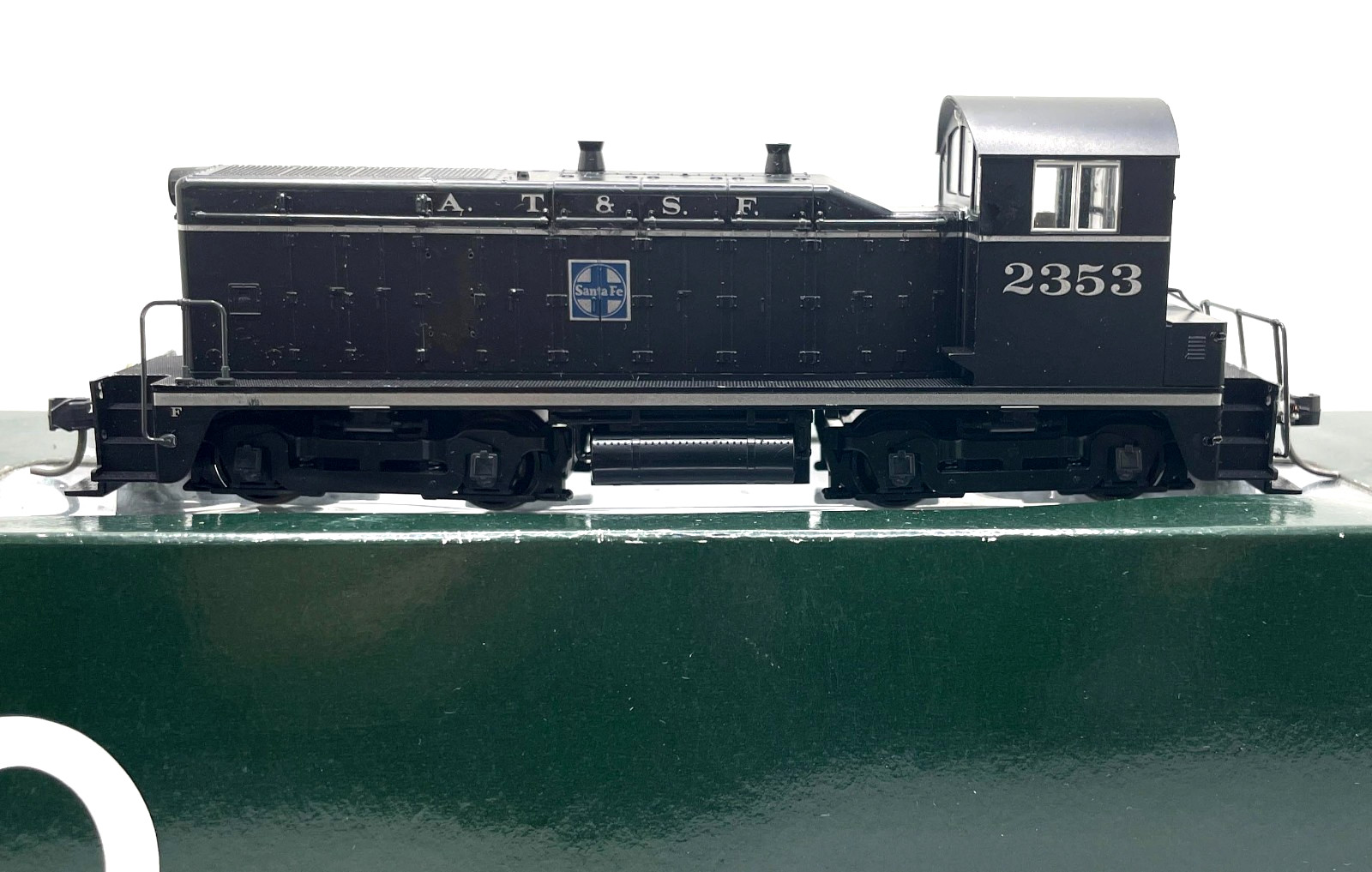 HO KATO 37-102 EMD NW2 PHASE I SWITCHER SANTA FE # 2367