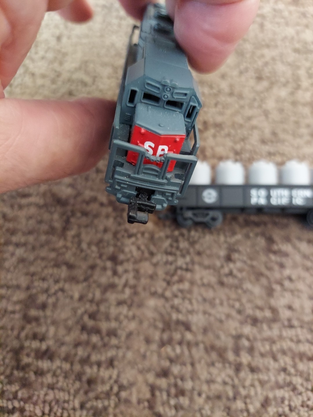 Southern Pacific 9725 N Gauge Diesel Locomotive and Canister Car