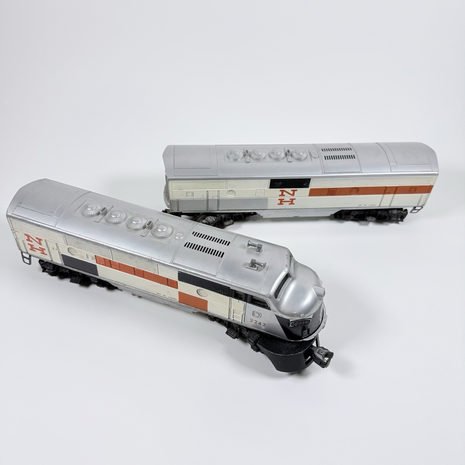 Lionel Trains 8851-8852 New Haven 2242 Diesel Locomotive A B set, O Gauge